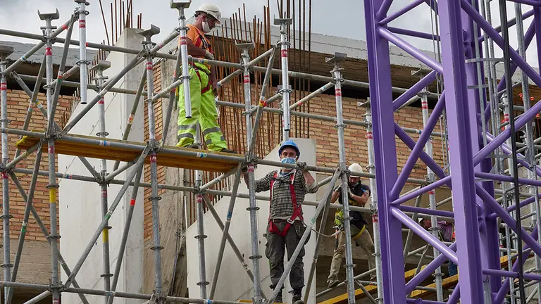 Varios obreros trabajan en las reformas del Estadio El Sadar del CA Osasuna durante el Estado de Alarma ocasionado por la Pandemia Covid-19 en Pamplona, Navarra, Espa&ntilde;a, a 27 de abril de 2020.

Varios obreros trabajan en las reformas del Estadio El Sadar del CA Osasuna durante el Estado de Alarma ocasionado por la Pandemia Covid-19 en Pamplona, Navarra, Espa&ntilde;a, a 27 de abril de 2020.


27/4/2020