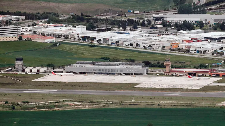 GRAFCAV5083. PAMPLONA, 01/05/2020.- Dos aviones permanecen en la pista del aeropuerto de Pamplona que permanece cerrado a vuelos privados y comerciales desde el inicio del confinamiento de miles de ciudadanos para evitar la propagaci&oacute;n del COVID-19. Todav&iacute;a no se conoce la apertura del trafico a&eacute;reo, pero ma&ntilde;ana d&iacute;a dos de mayo en esta fase cero se podr&aacute; salir a pasear con la persona con la que se convive bajo el mismo techo as&iacute; como hacer deporte en solitario siempre y cuando se respete la distancia social. Se realizar&aacute; por franjas horarias, desde las 06:00 a 10:00 de la ma&ntilde;ana y de 20:00 a 23:00, para personas mayores y para los menores se establece otro horario diferente.  EFE/ Jes&uacute;s Diges
