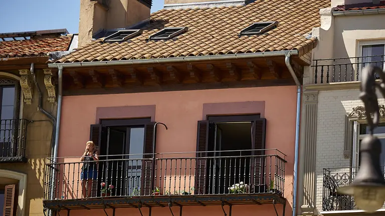 Una mujer mayor habla por tel&eacute;fono desde su balc&oacute;n en la Plaza del Castillo de Pamplona en el segundo d&iacute;a de desconfinamiento de las medidas adoptadas por el Gobierno de Espa&ntilde;a seg&uacute;n el Estado de Alarma por COVID-19. En Pamplona, Navarra, a 3 de mayo de 2020.

Una mujer mayor habla por tel&eacute;fono desde su balc&oacute;n en la Plaza del Castillo de Pamplona en el segundo d&iacute;a de desconfinamiento de las medidas adoptadas por el Gobierno de Espa&ntilde;a seg&uacute;n el Estado de Alarma por COVID-19. En Pamplona, Navarra, a 3 de mayo de 2020.


3/5/2020