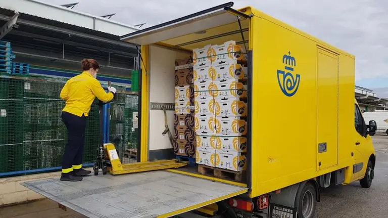 Un camión de Correos, durante un reparto CEDIDA