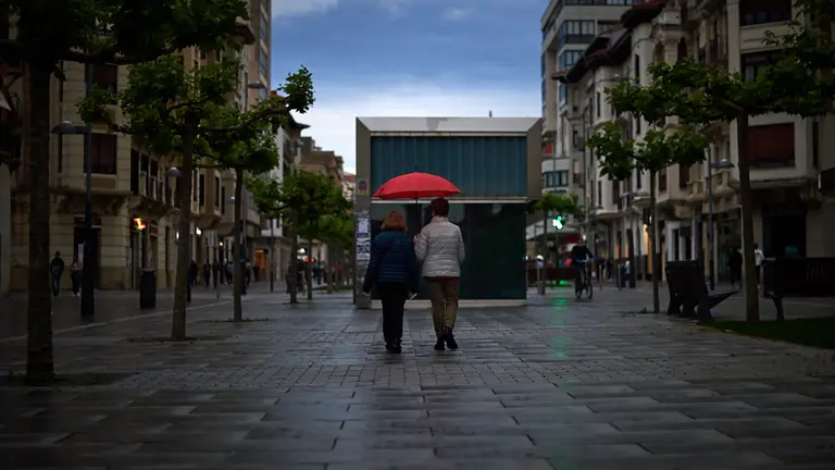 La lluvia cae en la capital navarra durante la crisis del coronavirus. Miguel Os&eacute;s