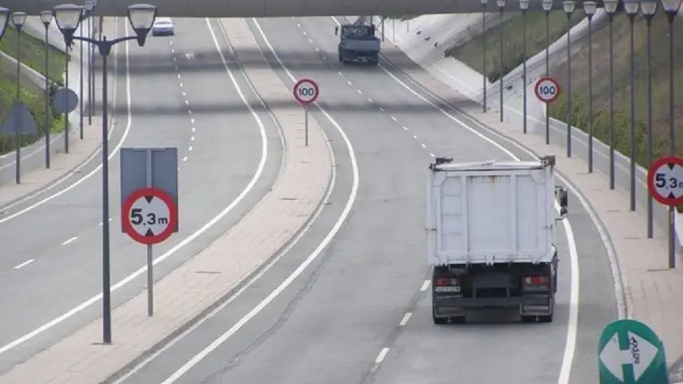Un cami&oacute;n circulando por una v&iacute;a navarra - GOBIERNO DE NAVARRA