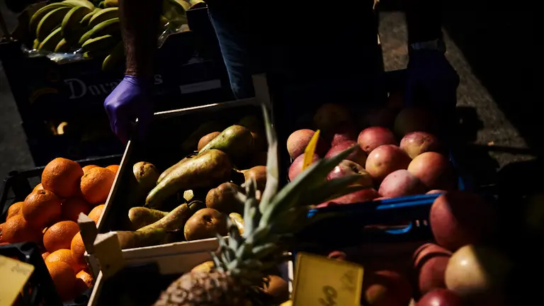 El mercadillo de Landaben vuelve por primera vez durante el Estado de alarma causado por el coronavirus. PABLO LASAOSA