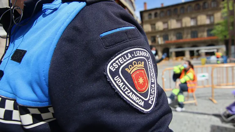 Policía municipal de Estella en la Plaza de los Fueros. @AytoEstellaLiz.