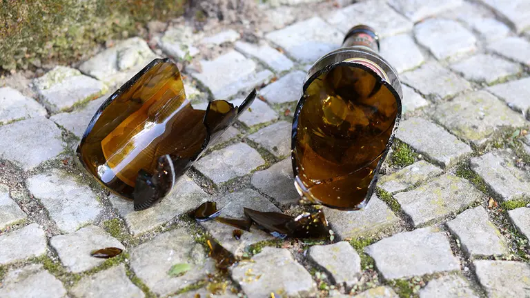 Una botella rota en mitad de una calle. ARCHIVO