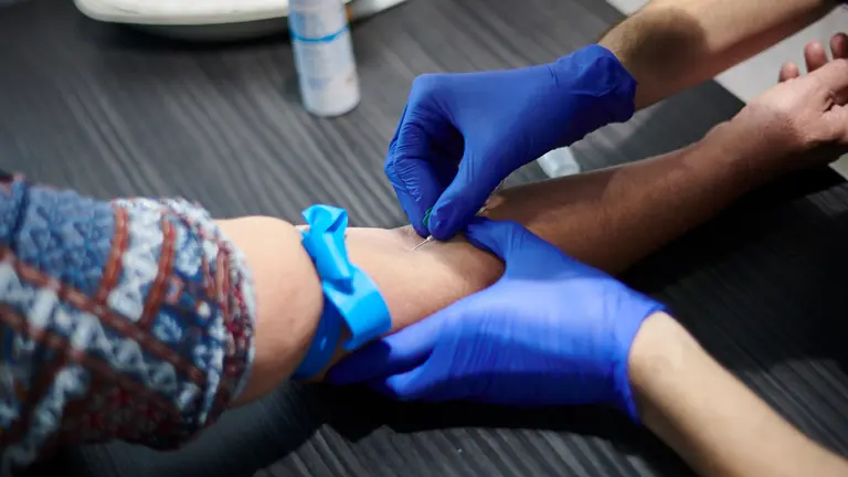 Realizaci&oacute;n de test serol&oacute;gicos para sanitarios y sociosanitarios en REFENA. PABLO LASAOSA