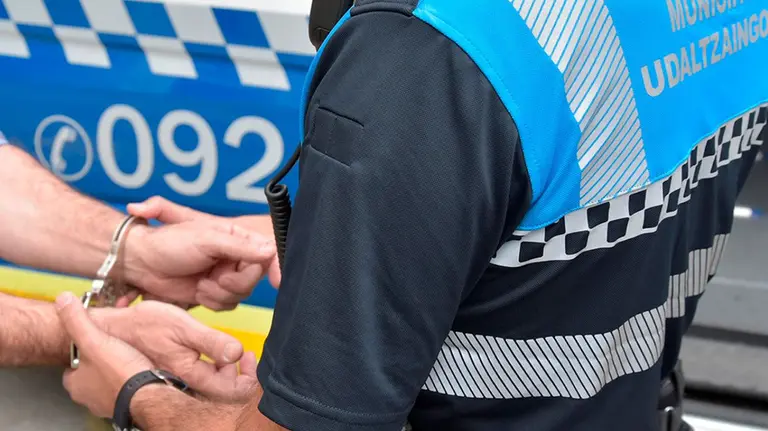 Un agente detiene a una persona POLIC&Iacute;A MUNICIPAL DE PAMPLONA