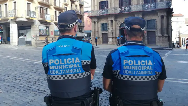 Dos agentes, vigilando en la plaza del Ayuntamiento de Pamplona POLIC&Iacute;A MUNICIPAL DE PAMPLONA