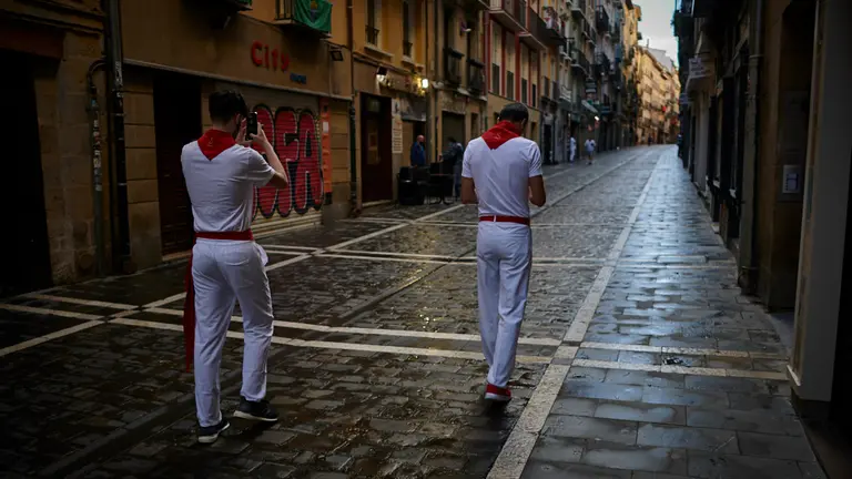 La calle Estafeta de Pamplona vac&iacute;a en el horario del primer encierro durante las fiestas de San Ferm&iacute;n 2020 suspendidas por el coronavirus. PABLO LASAOSA