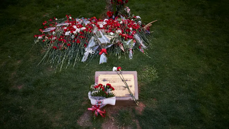 La Federaci&oacute;n de Pe&ntilde;as de Pamplona homejea a Germ&aacute;n Rodr&iacute;guez, asesinado por disparos de la polic&iacute;a en los Sanfermines de 1978. PABLO LASAOSA