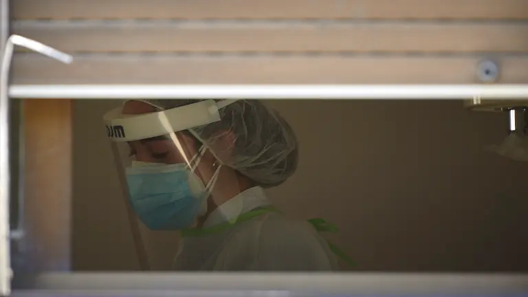 Una sanitaria durante la realizaci&oacute;n de pruebas PCR en el Hospital Reina Sof&iacute;a de Tudela. PABLO LASAOSA