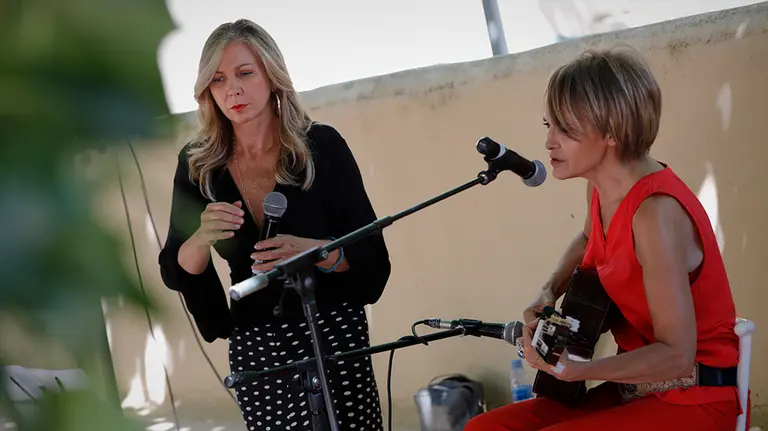 Las periodistas y cantantes Candela Palaz&oacute;n (i) y Celia Blanco (d) realizan una actuaci&oacute;n musical en la Residencia de Mayores Pablo Neruda (C/ Santa Clara, 1, Ciempozuelos, Madrid) durante el "D&iacute;a de los Mayores", una celebraci&oacute;n convocada por la Asociaci&oacute;n de V&iacute;ctimas del COVID-19. En Ciempozuelos, Madrid (Espa&ntilde;a) a 28 de junio de 2020. Durante este d&iacute;a tambi&eacute;n se reparten regalos ben&eacute;ficos en las residencias en lotes de productos.

28 JUNIO 2020 MAYORES;ANCIANOS;CORONAVIRUS;MASCARILLAS

28/6/2020