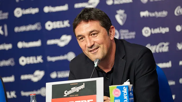 El director deportivo del club rojillo, Braulio V&aacute;zquez, en rueda de prensa en El Sadar. CA Osasuna.