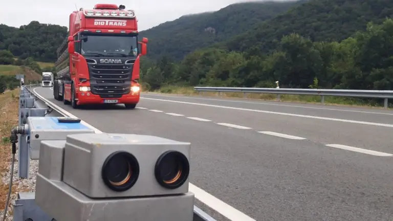 Radar en un control de velocidad en la carretera N-121-A POLIC&Iacute;A FORAL