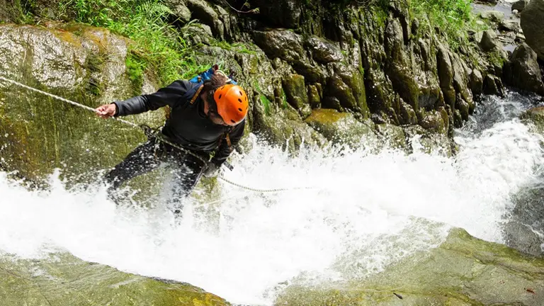 Una persona realiza barranquismo. ARCHIVO
