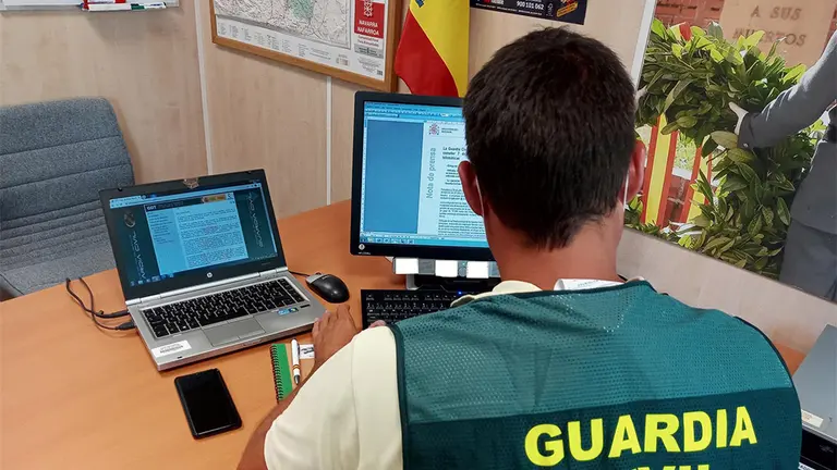 Un agente investiga las estafas a trav&eacute;s de virus inform&aacute;ticos en empresas navarras GUARDIA CIVIL