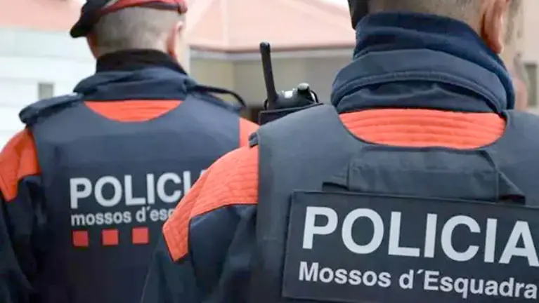 Dos agentes de los Mossos d'Esquadra, en una intervenci&oacute;n. ARCHIVO