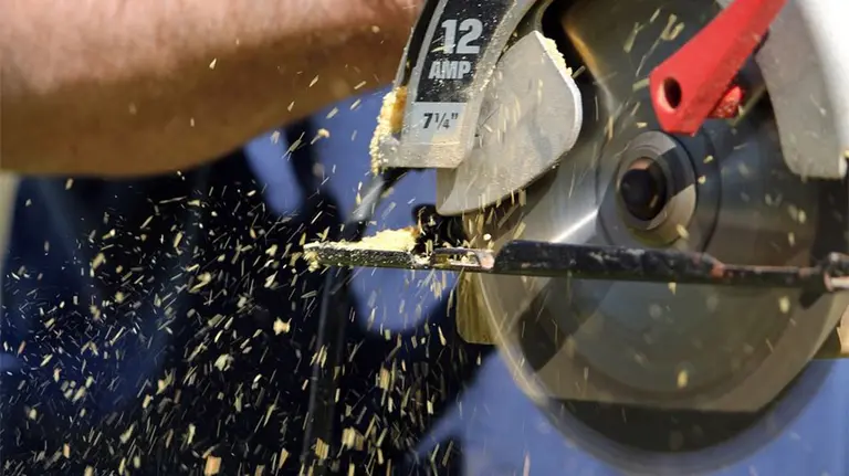 Un operario trabaja con una sierra ARCHIVO