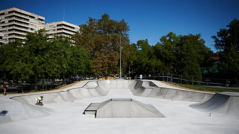 La comisi&oacute;n de urbanismo del Ayuntamiento de Pamplona visita el nuevo skate de parque Antoniutti. PABLO LASAOSA