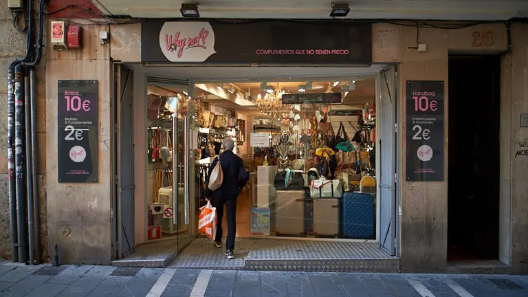 La gente de compras por el casco viejo de Pamplona. MIGUEL OS&Eacute;S