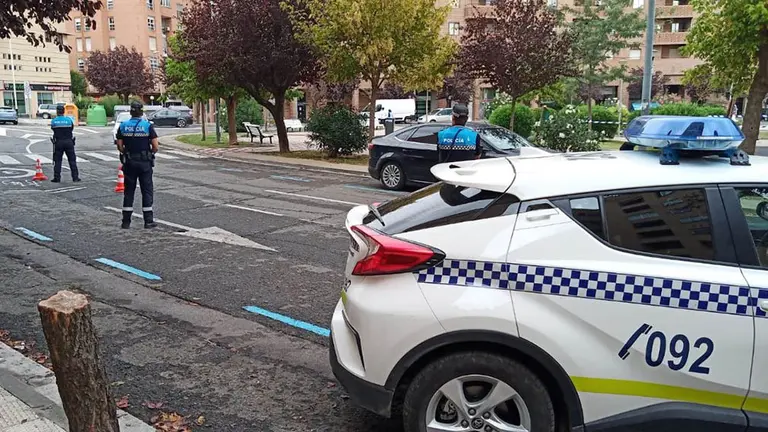 Agentes de la polic&iacute;a local de Tudela en un control en la plaza de la estaci&oacute;n de la localidad. CEDIDA (1)