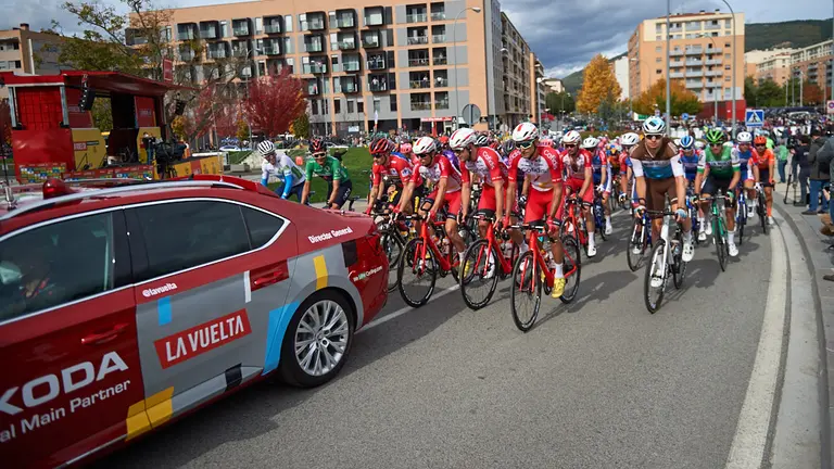 La hosteler&iacute;a Navarra se concentra a la salida de la Vuelta Ciclista de Espa&ntilde;a para protestar por las medidas tomadas por el Gobierno Foral debido a la segunda ola de coronavirus. MIGUEL OS&Eacute;S