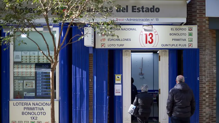 Último día de la administración de lotería nº 13 de la Plaza del Vínculo que se traslada a la calle Tudela. MIGUEL OSÉS