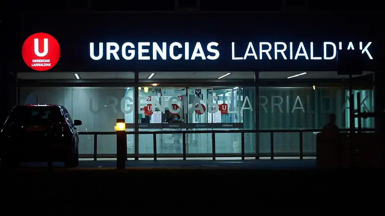 Una mujer en Urgencias del Complejo Hospitalario de Navarra durante el toque de queda. PABLO LASAOSA