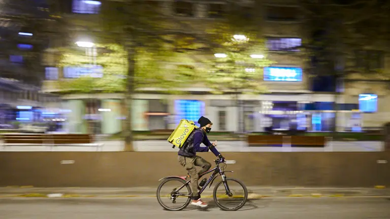 Repartidores de comida a domicilio de la empresa “Glovo” recorren las calles de Pamplona llevando pedidos. PABLO LASAOSA