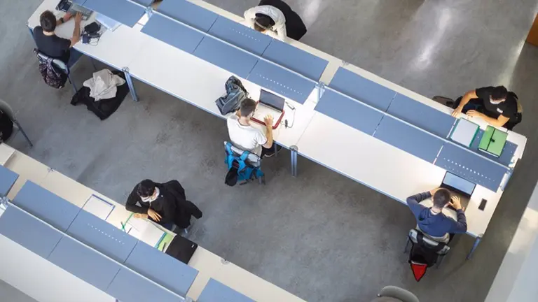 Biblioteca de la UPNA en el campus de Arrosadia, en Pamplona, con limitaciones de aforo por las medidas anti-Covid-19. - UPNA
