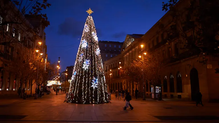 Las luces de Navidad 2020 por la parte vieja de Pamplona. PABLO LASAOSA