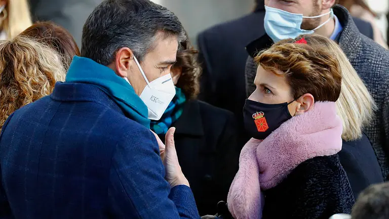 El presidente del Gobierno, Pedro S&aacute;nchez, conversa con la presidenta de Navarra, Mar&iacute;a Chivite (d), durante la celebraci&oacute;n del cuadrag&eacute;simo segundo aniversario de la Constituci&oacute;n este domingo en la escalinata del Congreso de los Diputados en Madrid. EFE/Ballesteros