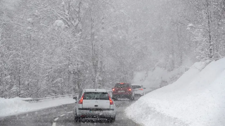 PAMPLONA, 08/12/2020.- Varios coches circulan este martes festivo bajo una intensa nevada por el puerto de Iba&ntilde;eta en Navarra durante el primer temporal de nieve y fr&iacute;o que azota estos d&iacute;as el centro y norte de la comunidad Foral. Navarra mantiene dos puertos de monta&ntilde;a cerrados al tr&aacute;fico por la nieve, que obliga a circular con cadenas por otros tres tramos de v&iacute;as, todas ellas secundarias de la red de la Comunidad foral. EFE/Villar L&oacute;pez