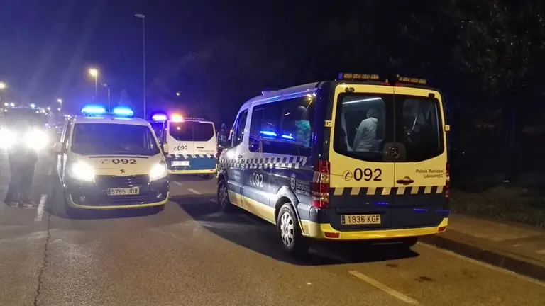 Varias patrullas de la Polic&iacute;a Municipal acuden al aviso de un posible maltrato en el barrio de la Rochapea. POLIC&Iacute;A MUNICIPAL