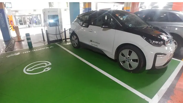 Nuevo punto de carga de veh&iacute;culos el&eacute;ctricos en el centro comercial Itaroa Huarte. CEDIDA