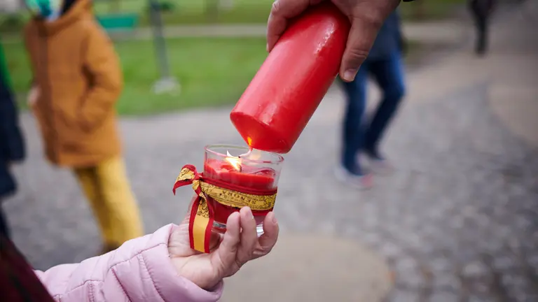 Vecinos de Paz colocan un Bel&eacute;n con velas en la Vuelta del Castillo en recuerdo y homenaje a las v&iacute;ctimas del terrorismo, en el lugar donde fue asesinado por ETA Juan Atar&eacute;s en 1985. PABLO LASAOSA