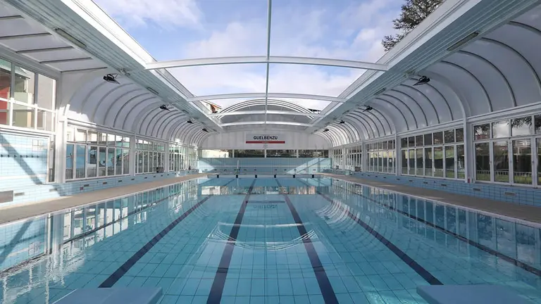 Vista general de la nueva cubierta retr&aacute;ctil del Centro Recreativo Guelbenzu. GOBIERNO DE NAVARRA