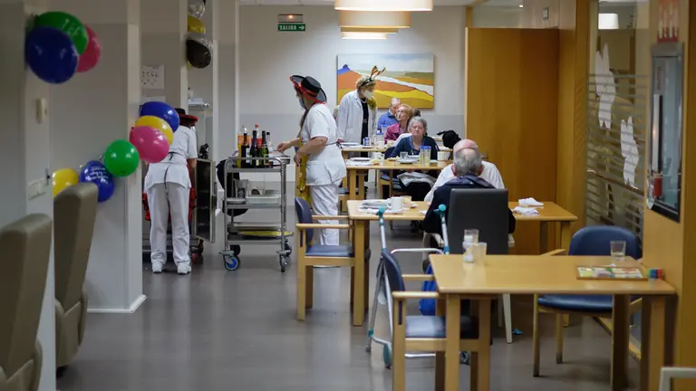 El comedor de la Residencia Amavir Oblatas lleno de comensales y decorado para la ocasi&oacute;n. MIGUEL OS&Eacute;S