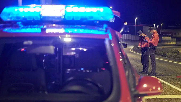 Agentes de Polic&iacute;a Foral realizan un prueba de etilometr&iacute;a a un conductor. PABLO LASAOSA