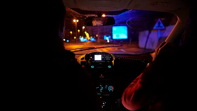 La patrulla yendo, con las luces de emergencia, a una intervenci&oacute;n durante la Nochevieja. PABLO LASAOSA