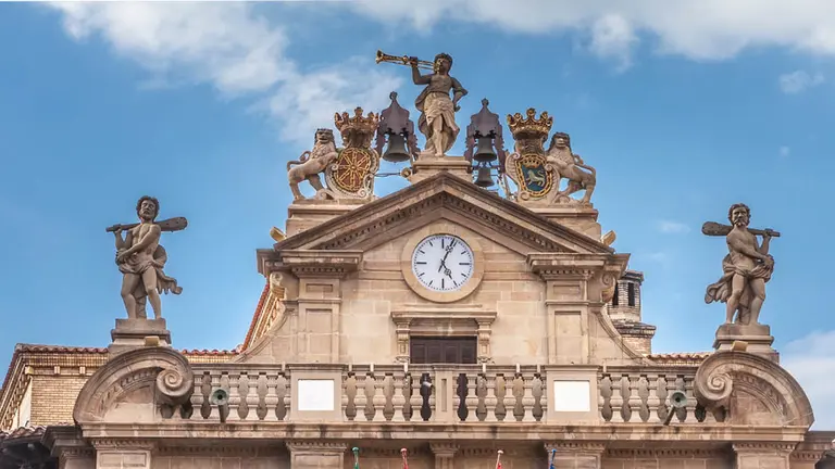 Parte superior del Ayuntamiento de Pamplona. CEDIDA