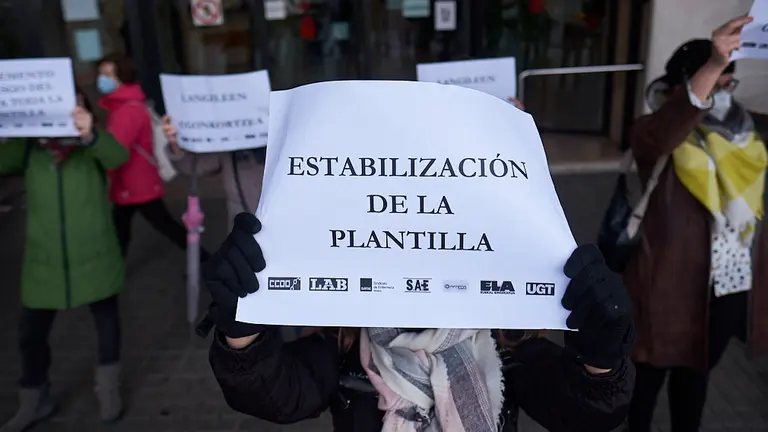 Concentraci&oacute;n de LAB, Satse, SAE, UGT, Afapna, ELA y CCOO, en representaci&oacute;n de la intersindical en el Servicio Navarro de Salud, para reclamar la "estabilizaci&oacute;n de la plantilla" y una "contrataci&oacute;n de calidad". PABLO LASAOSA