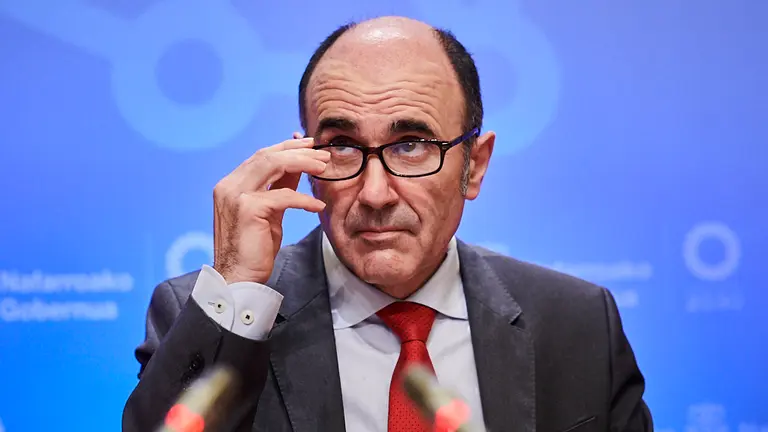 Manu Ayerdi, Consejero del Gobierno de Navarra, durante la rueda de prensa informando sobre su dimisi&oacute;n. PABLO LASAOSA