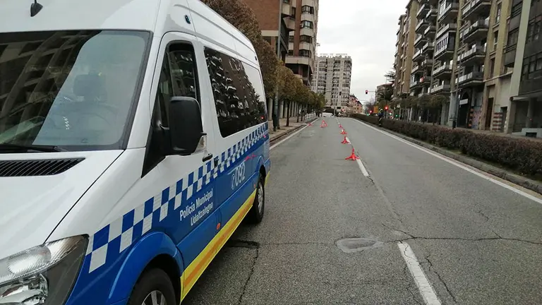 Un control de la Polic&iacute;a Municipal de Pamplona en la avenida Zaragoza.