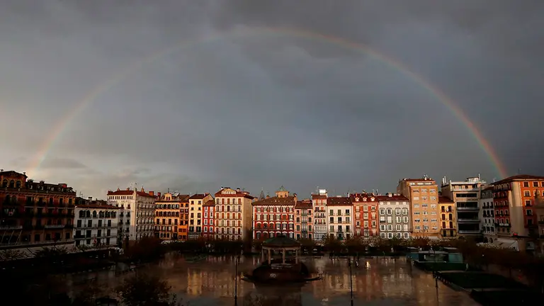 Un arcoiris hace su aparici&oacute;n este lunes sobre la c&eacute;ntrica Plaza del Castillo de Pamplona en una jornada en la que el cielo estar&aacute; cubierto con lluvias y chubascos en la capital navarra y la cota de nieve subir&aacute; a entre 1.000-1.200 metros. EFE/Villar L&oacute;pez