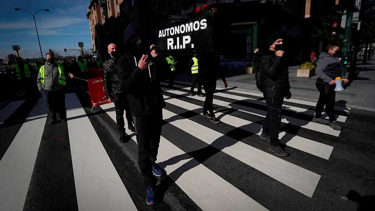 Un f&eacute;retro para los aut&oacute;nomos portado en andas recorre las calles de Pamplona durante una manifestaci&oacute;n. EFE/Villar L&oacute;pez