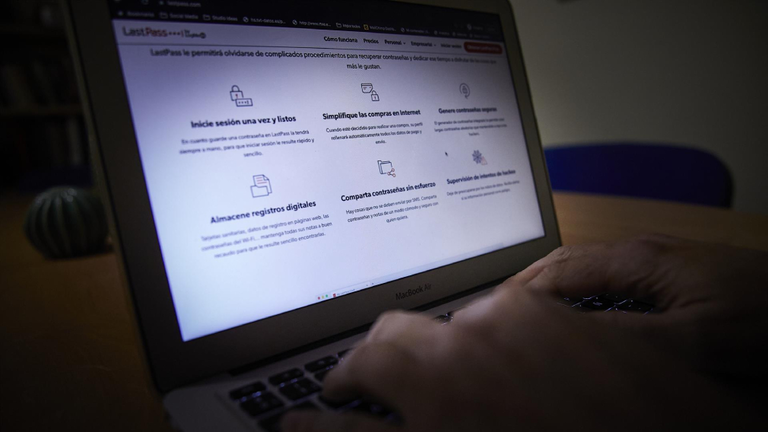 Una persona navega en Internet con un ordenador. JES&Uacute;S HELL&Iacute;N/EP