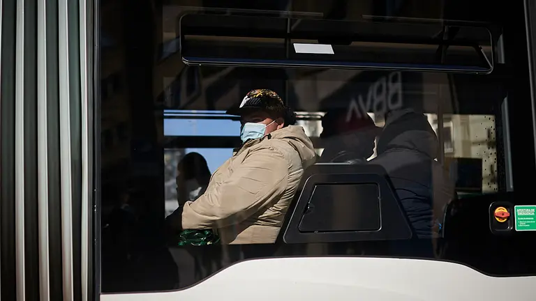 Una persona con mascarilla, para evitar propagar el coronavirus, en una villavesa en Pamplona. PABLO LASAOSA