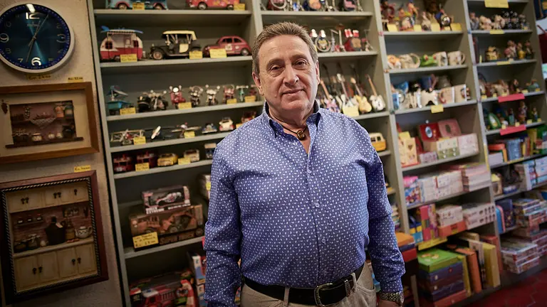 Juan Goñi, de la librería Horizontes, en la calle Paulino Caballero 43. PABLO LASAOSA