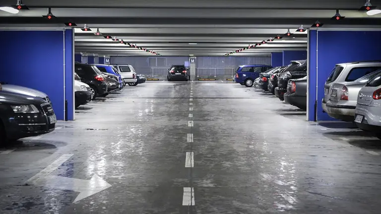 Imagen de un parking subterr&aacute;neo con varios coches estacionados ARCHIVO
